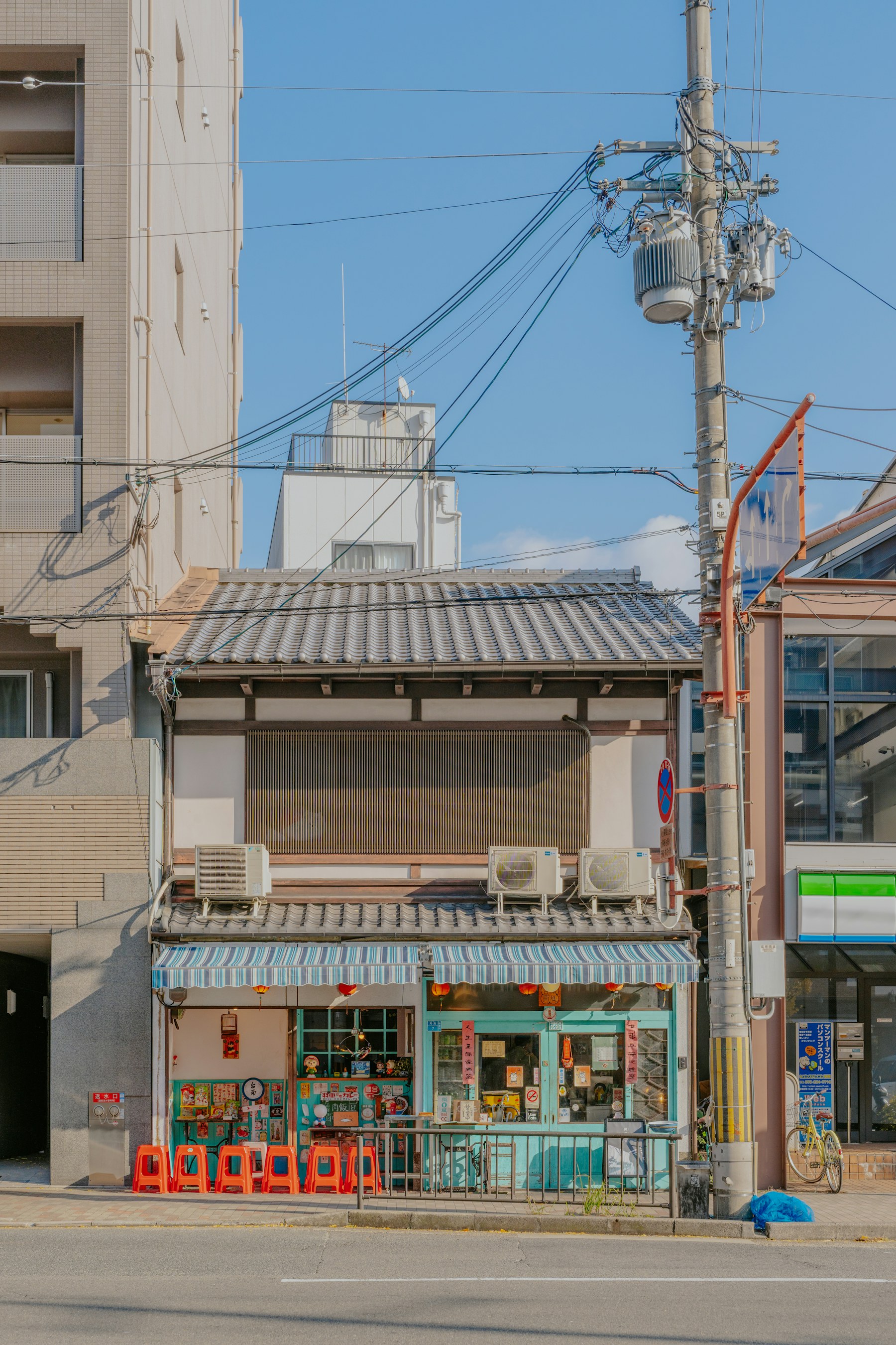 地域の小規模店舗の外観